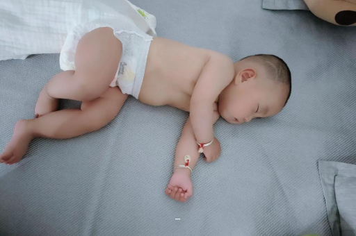 红河宝宝多久会抬头